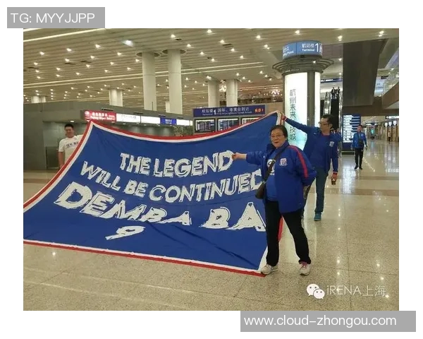 大学生为足球明星签名跪地求助感动万千球迷的故事